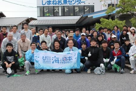 市民参加の一斉清掃で漁港をきれいに！