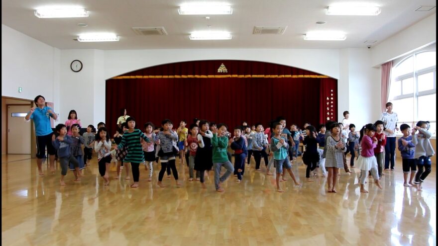 ダンスと紙芝居で海について楽しく学ぶその②