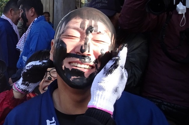顔が黒くなるほど御利益あり「墨つけとんど」