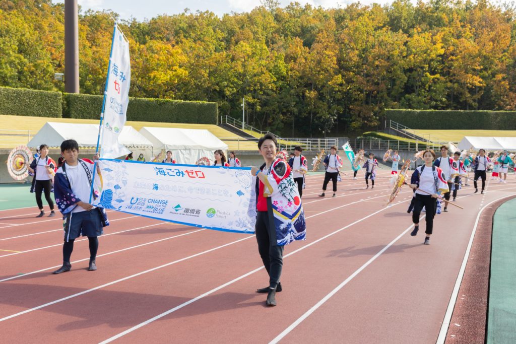 横断幕先頭に