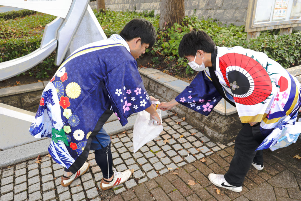 ごみ拾い男2ショット