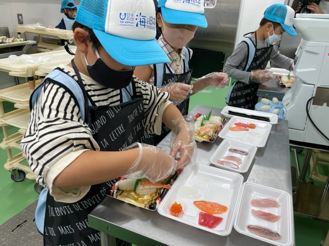 スーパーみしまやでお魚売場の仕事に挑戦〜地元の魚が食卓に届くまで～